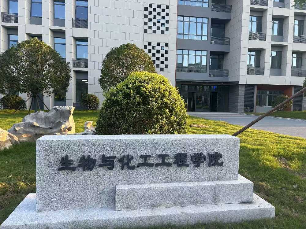 双流区扬州职业大学体育场高杆灯项目
